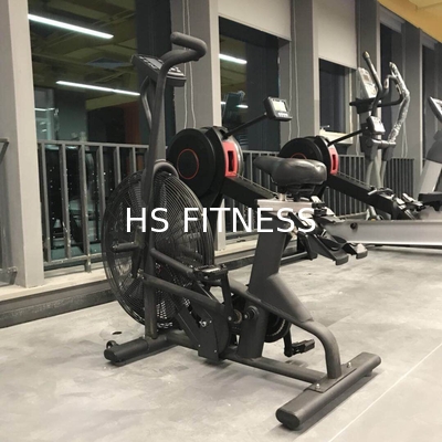 Anuncio publicitario de ciclo de la bici del aire del asalto del equipo del gimnasio de Crossfit