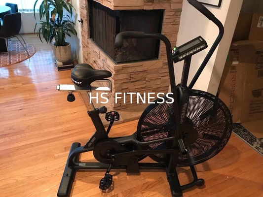Anuncio publicitario de ciclo de la bici del aire del asalto del equipo del gimnasio de Crossfit