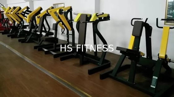 El gimnasio cargado placa resistente trabaja a máquina la prensa del pecho de la fuerza del martillo