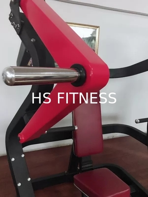 El gimnasio cargado placa resistente trabaja a máquina la prensa del pecho de la fuerza del martillo