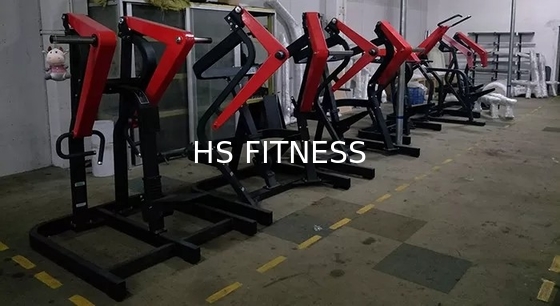 El gimnasio cargado placa resistente trabaja a máquina la prensa del pecho de la fuerza del martillo